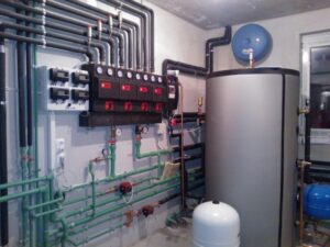 alt="centrală termică montaj cameră tehnică distribuție țevi și distribuitor instalație"