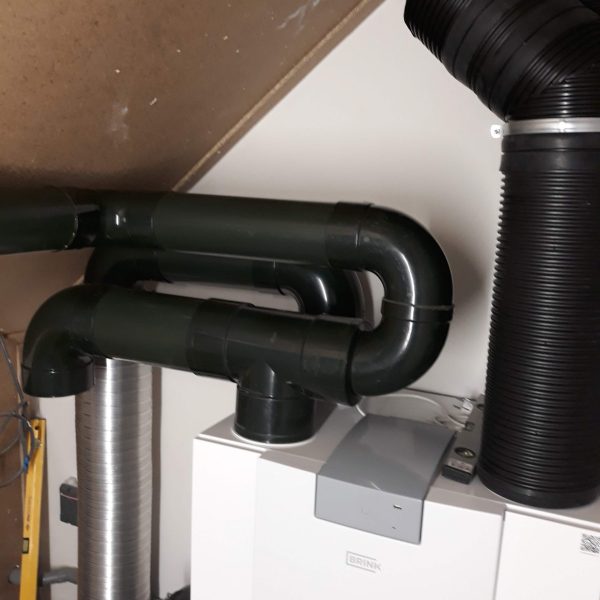 alt="instalații sanitare și termice montaj complet țevi apă canalizare și încălzire locuință"